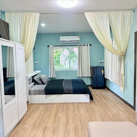 乌泰他尼府 นพรัตน์การ์เด้นฮิลล์酒店 外观 照片
