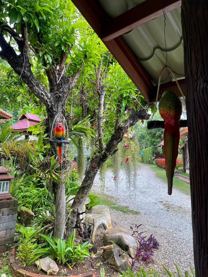 乌泰他尼府 นพรัตน์การ์เด้นฮิลล์酒店 外观 照片