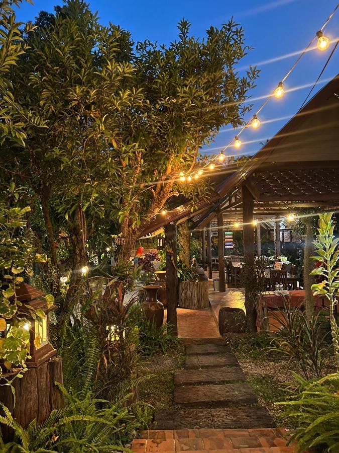 乌泰他尼府 นพรัตน์การ์เด้นฮิลล์酒店 外观 照片