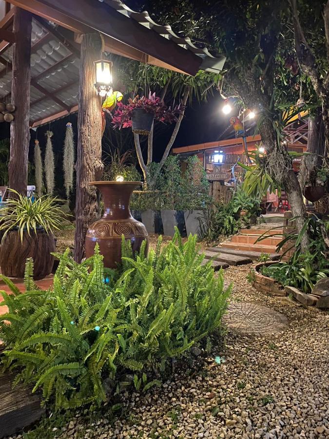 乌泰他尼府 นพรัตน์การ์เด้นฮิลล์酒店 外观 照片