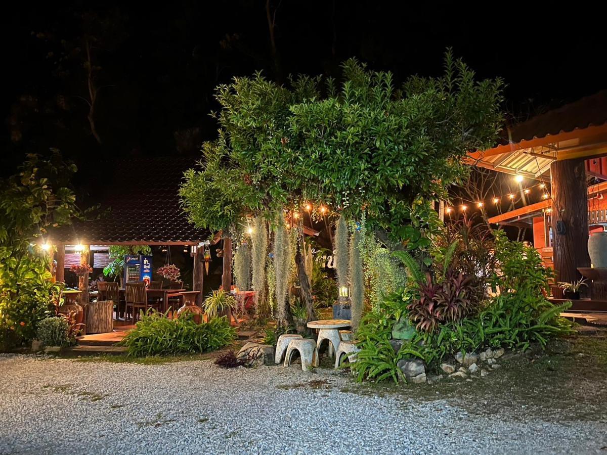 乌泰他尼府 นพรัตน์การ์เด้นฮิลล์酒店 外观 照片