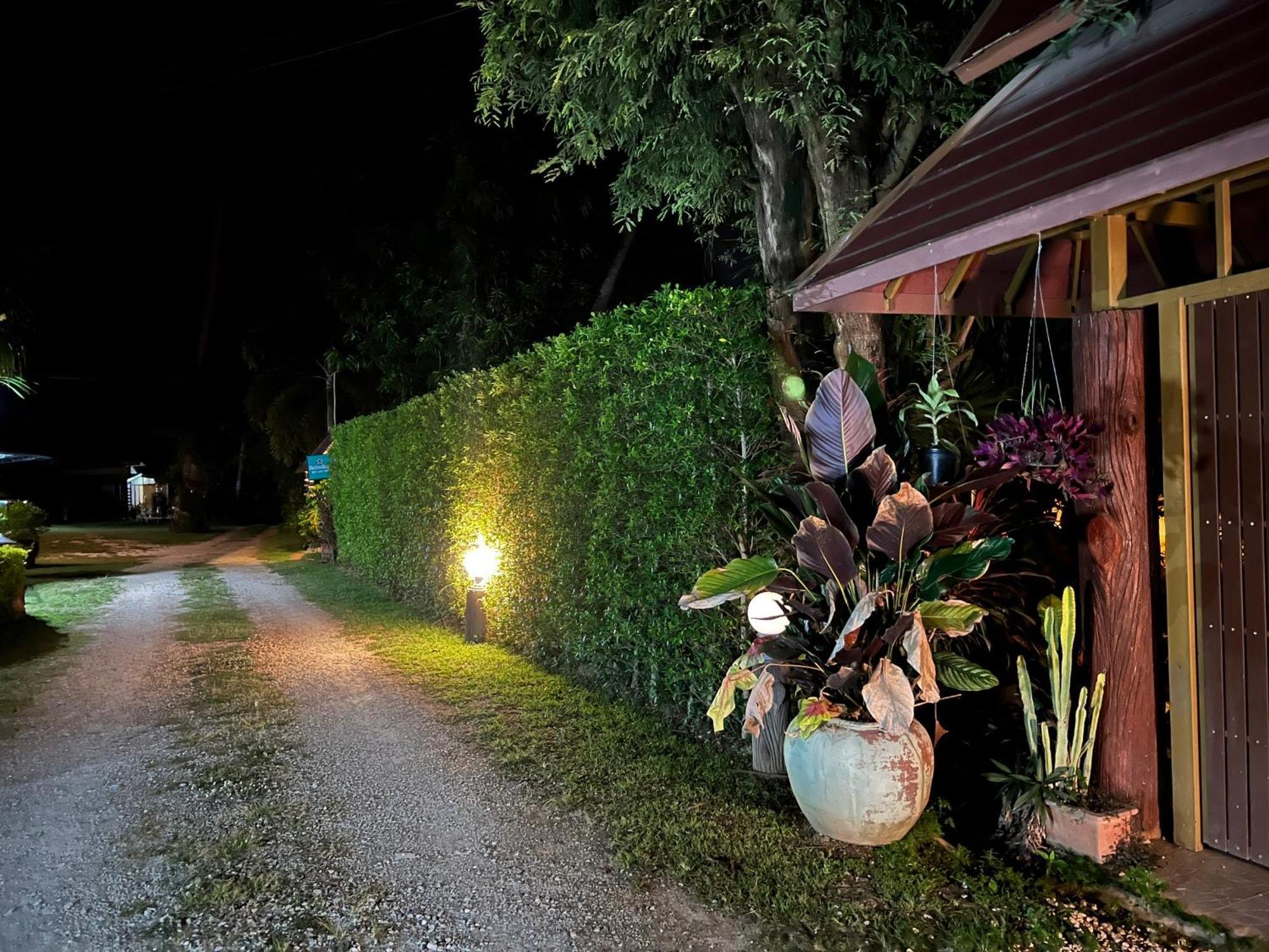 乌泰他尼府 นพรัตน์การ์เด้นฮิลล์酒店 外观 照片